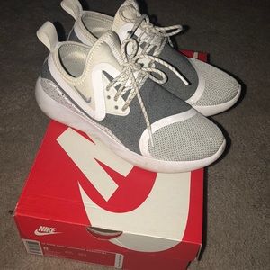 Nike Lunarcharge Essential mesh sneaker